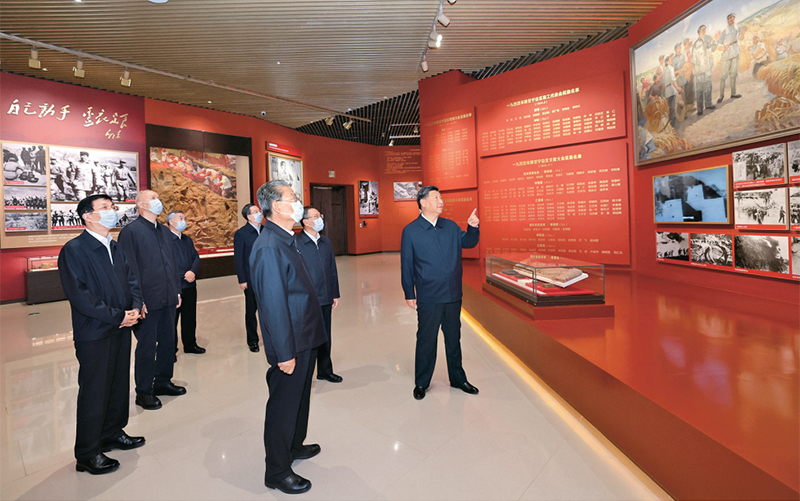 2022年10月27日，中共中央總書記、國家主席、中央軍委主席習近平帶領中共中央政治局常委李強、趙樂際、王滬寧、蔡奇、丁薛祥、李希，瞻仰延安革命紀念地。這是習近平等在延安革命紀念館，參觀《偉大歷程——中共中央在延安十三年歷史陳列》。 新華社記者 鞠鵬/攝