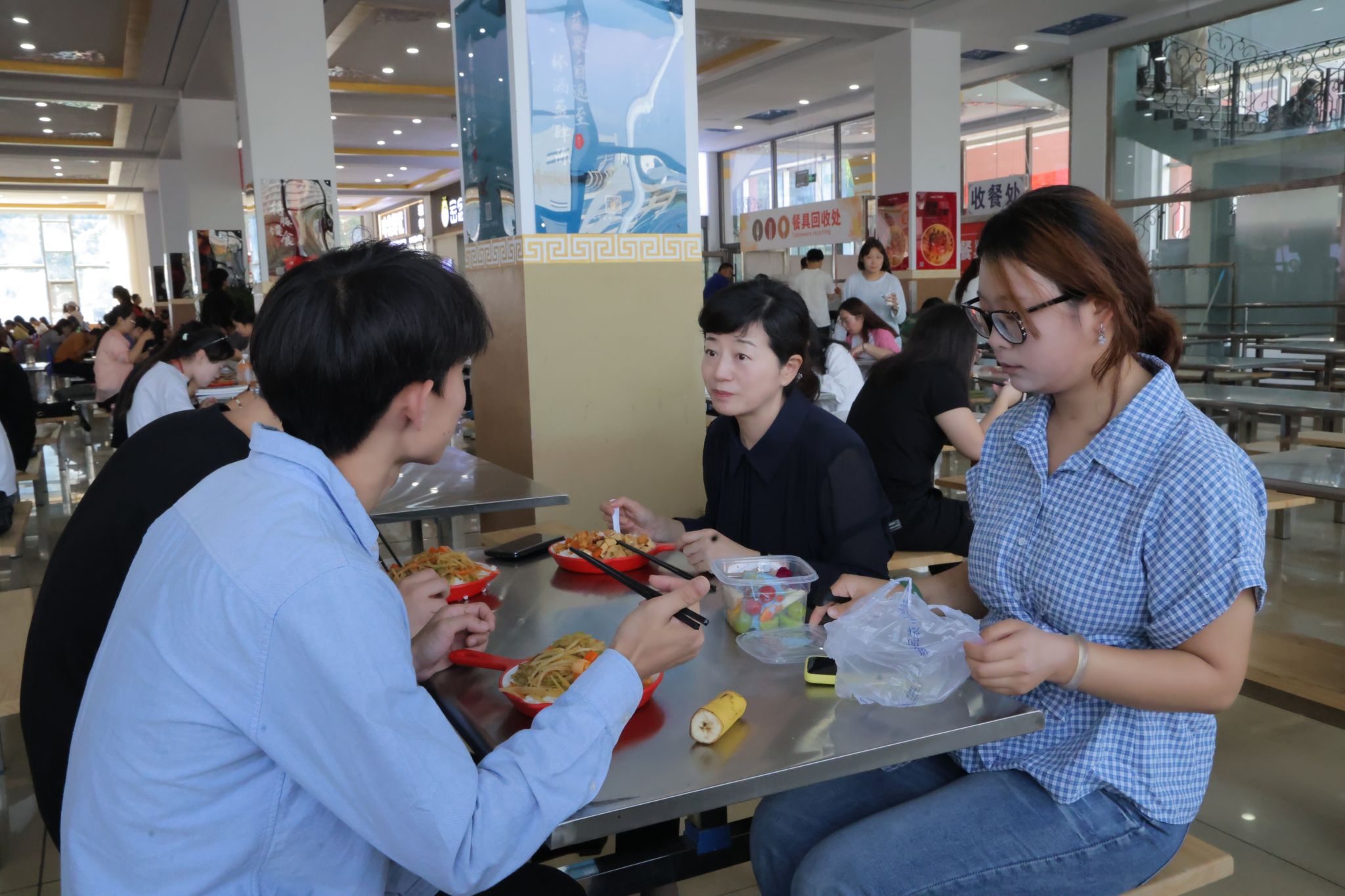 校領(lǐng)導(dǎo)深入食堂陪餐并調(diào)研指導(dǎo)食品安全工作