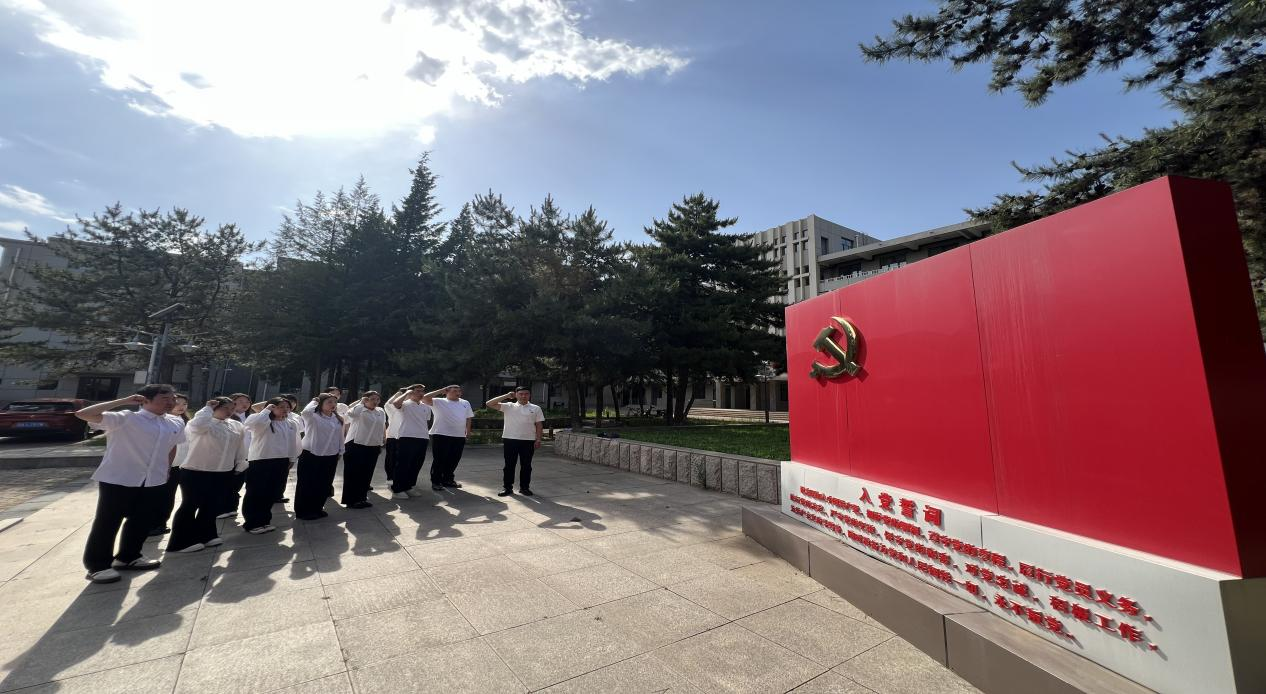 蒙古學(xué)學(xué)院學(xué)生黨支部開展畢業(yè)生黨員廉潔教育暨重溫入黨誓詞活動