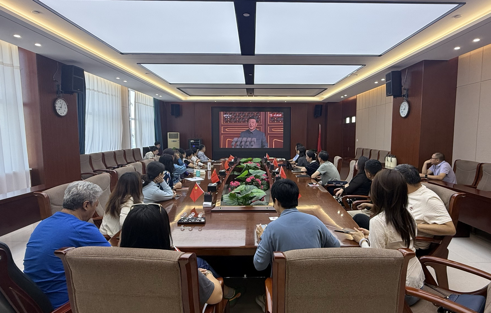 學(xué)校知聯(lián)會(huì)、留聯(lián)會(huì)與統(tǒng)戰(zhàn)部黨支部聯(lián)合組織收看紀(jì)念抗戰(zhàn)勝利80周年閱兵盛典