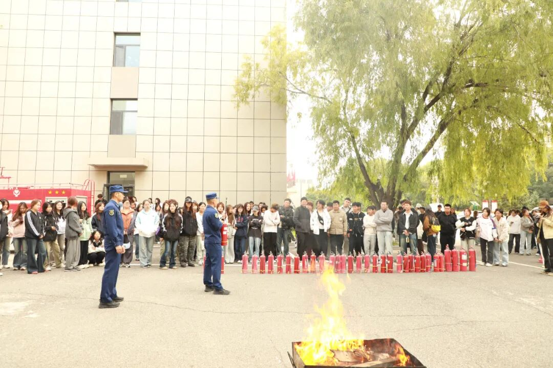 聯(lián)合安全管理處組織美術(shù)與設(shè)計學(xué)院院師生開展實驗室消防安全知識培訓(xùn)及應(yīng)急演練